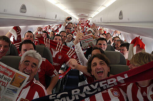 Auf dem Weg nach Madrid: Die Passagiere des AZ-Sonderflugs