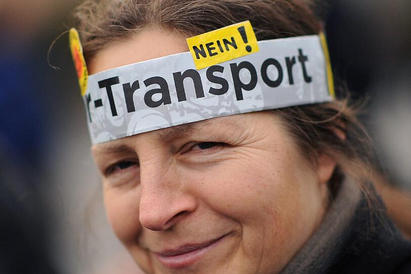 Der umstrittene Castor-Transport hat einen Zwischenstopp im französischen Remilly eingelegt - In Deutschland haben sich die Atom-Gegner schon formiert.