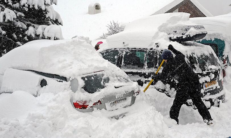 Trendsport in Fiss in Tirol: Auto freischaufeln. Auch auf den Pisten liegen fast drei Meter Schnee.