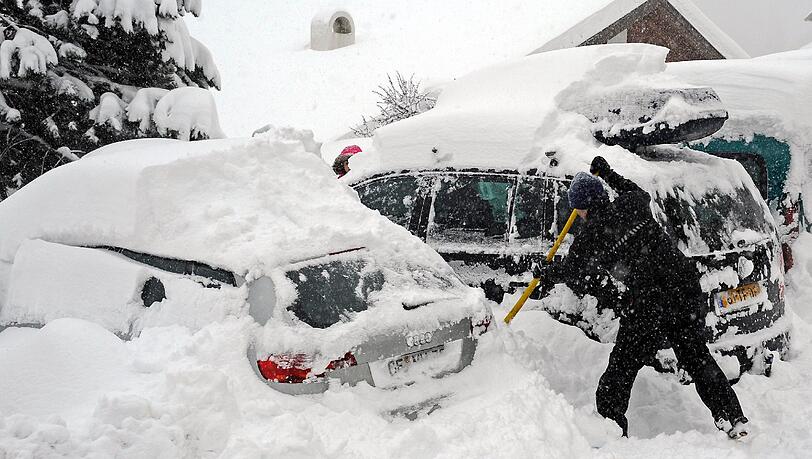 Trendsport in Fiss in Tirol: Auto freischaufeln. Auch auf den Pisten liegen fast drei Meter Schnee. Trendsport in Fiss in Tirol: Auto freischaufeln. Auch auf den Pisten liegen fast drei Meter Schnee.