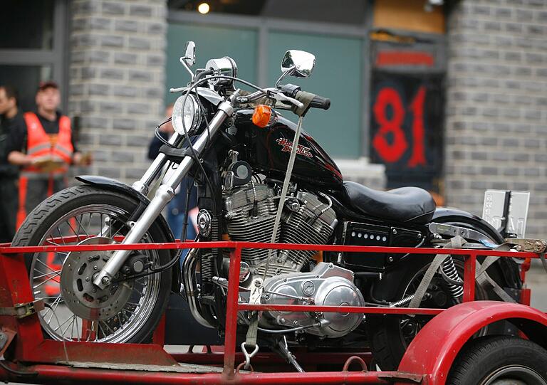 Razzia bei den Hells Angels: Poliziten verladen Motorräder, Bilder und andere Beweismittel und räumen ein Rocker-Clubhaus in Berlin aus. Die Bilder