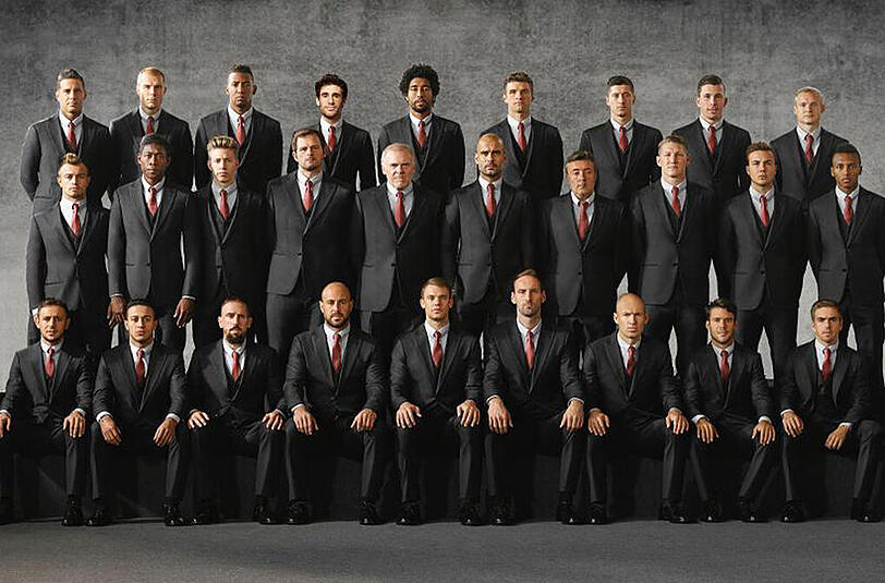 Die Mannschaft des FC Bayern mit neuen Anzügen von Sponsor Armani.