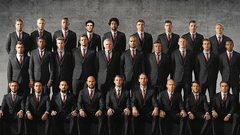 Die Mannschaft des FC Bayern mit neuen Anzügen von Sponsor Armani. Die Mannschaft des FC Bayern mit neuen Anzügen von Sponsor Armani.