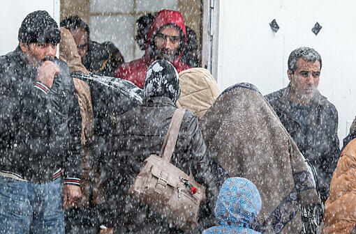 Herbergssuche im Jahr 2015: Flüchtlinge warten vor einem Zelt auf Einlass.