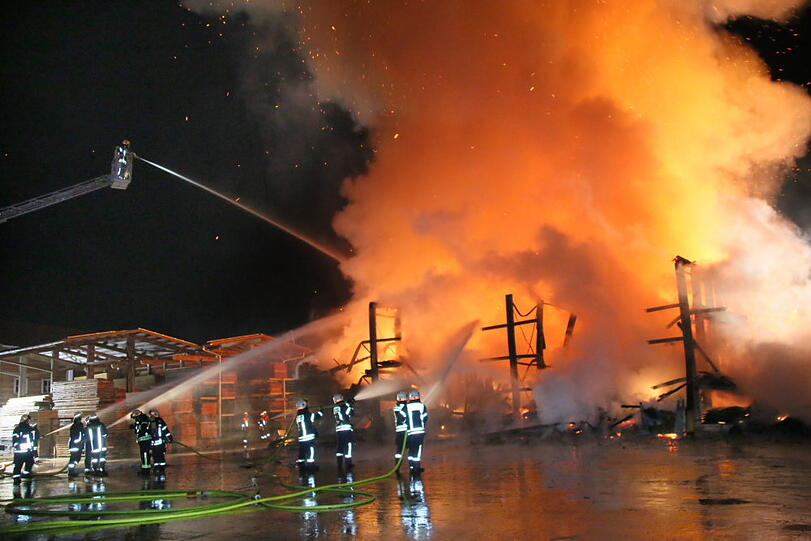 Die Halle, in der Holz und Maschinen gelagert waren, ist bei dem Feuer komplett zerstört worden.