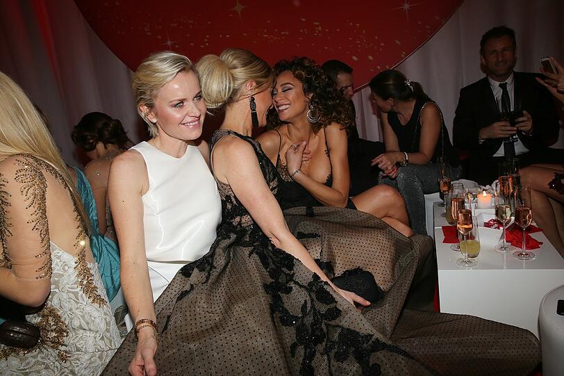 Von links nach rechts: Barbara Sturm, Hofit Golan und Lilly Becker feiern bei der Charity-Gala im Postpalast. Auch etwas nach rechts verrutscht: das Oberteil von Lilly Becker.