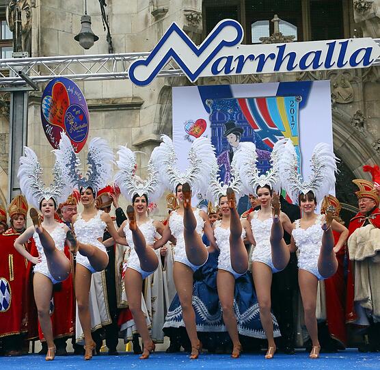 Das Faschingsprinzenpaar hochgeschlossen, die Tänzerinnen hartgesotten: Die Bilder von der volkstümlichen Inthronisierung am Marienplatz.