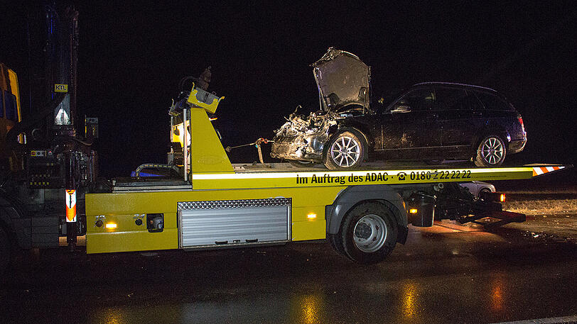 Nichts für schwache Nerven. Ein Mercedes raste mitten in die Herde &ndash; die Bilder vom Bergungseinsatz.