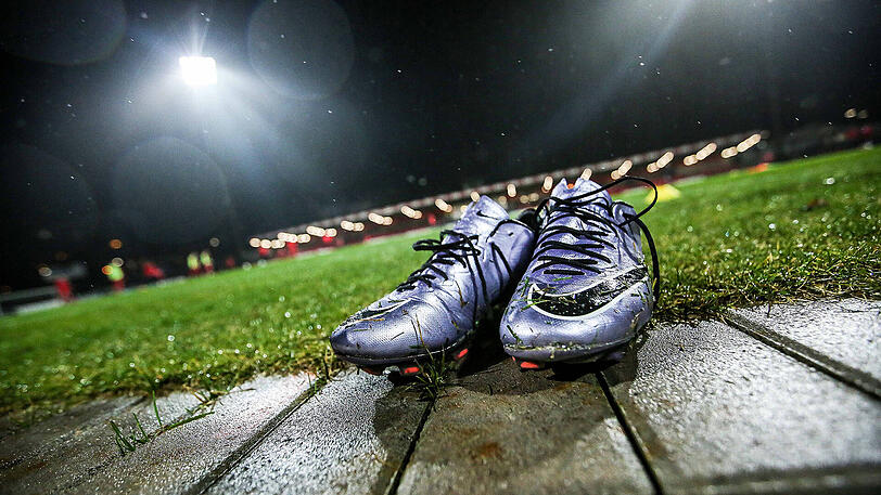 Die Fußballschuhe müssen beim Löwen-Spiel heute auf jeden Fall wasserfest sein. (Symbolfoto)