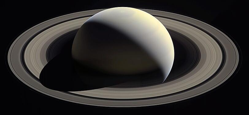 Der Saturn mit seinen spezifischen Ringen, festgehalten 2016.