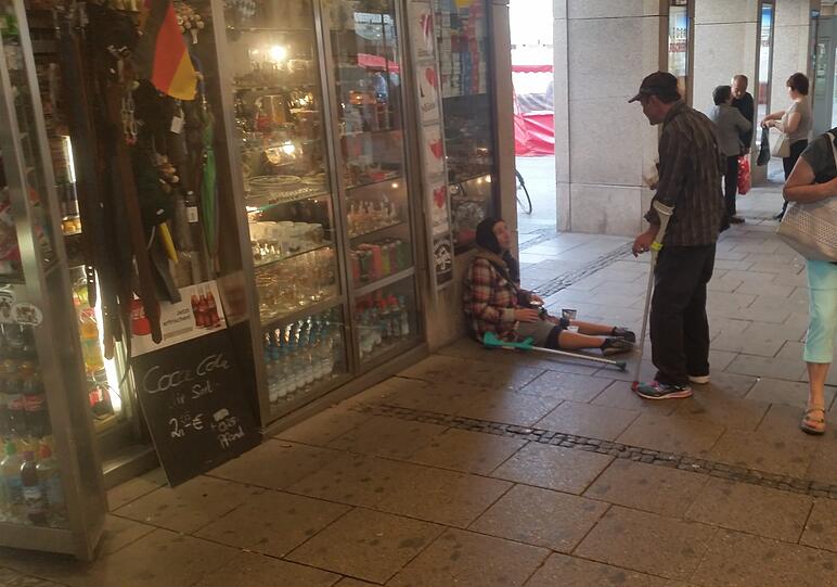 Der Bettler hält am Karlstor ein Schwätzchen mit einer Kollegin.