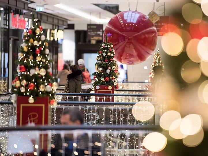 Weihnachtlich geschmücktes Einkaufszentrum in Berlin-Mitte.