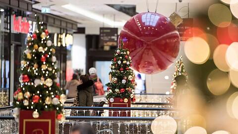 Weihnachtlich geschmücktes Einkaufszentrum in Berlin-Mitte.