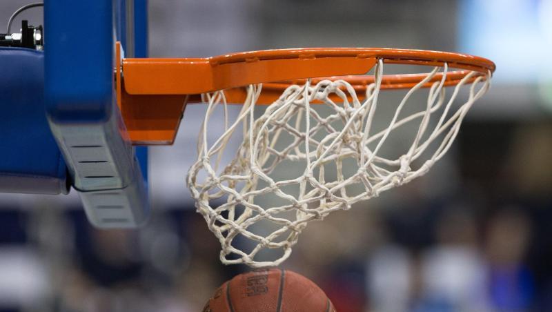 Ein Basketball geht in den Korb.