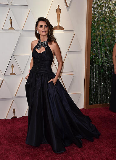 Penelope Cruz beweist lässige Eleganz im klassischen schwarzen Kleid.