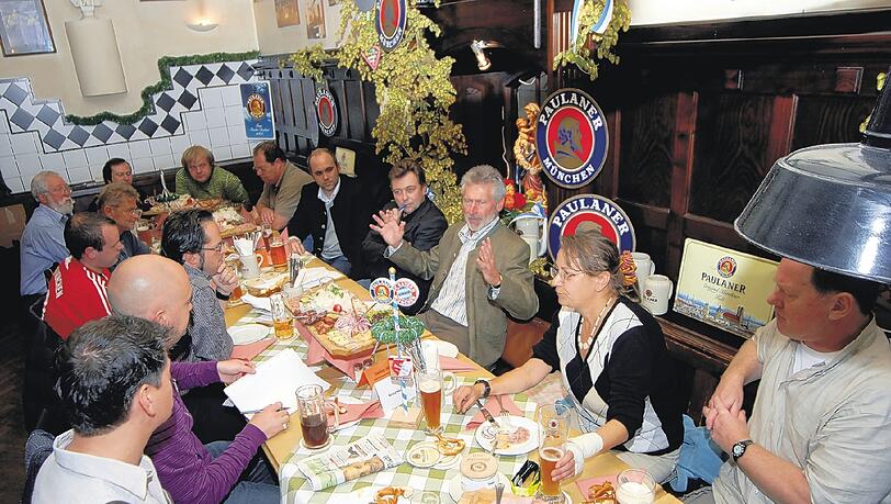 Mit Breitner im Bräuhaus: Beim Paulaner Fanstammtisch diskutierten (im Uhrzeigersinn von links unten) Markus Jarasch, Reinhard Franke, Patrick Strasser, Hans Grohe, Helmut Faber, Fritz Sedlmair, Stefan Krammer, Christian Salzberger, Toni Kappelsperger, Christoph Klusch, Gunnar Jans, Paul Breitner, Anita Walburger, Herbert Kobalt. Mit Breitner im Bräuhaus: Beim Paulaner Fanstammtisch diskutierten (im Uhrzeigersinn von links unten) Markus Jarasch, Reinhard Franke, Patrick Strasser, Hans Grohe, Helmut Faber, Fritz Sedlmair, Stefan Krammer, Christian Salzberger, Toni Kappelsperger, Christoph Klusch, Gunnar Jans, Paul Breitner, Anita Walburger, Herbert Kobalt.