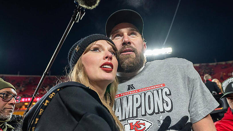 Travis Kelce und Freundin Taylor Swift feiern den Sieg der Kansas City Chiefs über die Buffalo Bills am 26. Januar im Arrowhead Stadion. Beim Super Bowl 2025 wird Taylor Swift von der Tribüne aus ihren Freund anfeuern.