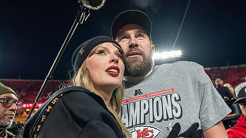 Travis Kelce und Freundin Taylor Swift feiern den Sieg der Kansas City Chiefs über die Buffalo Bills am 26. Januar im Arrowhead Stadion. Beim Super Bowl 2025 wird Taylor Swift von der Tribüne aus ihren Freund anfeuern.