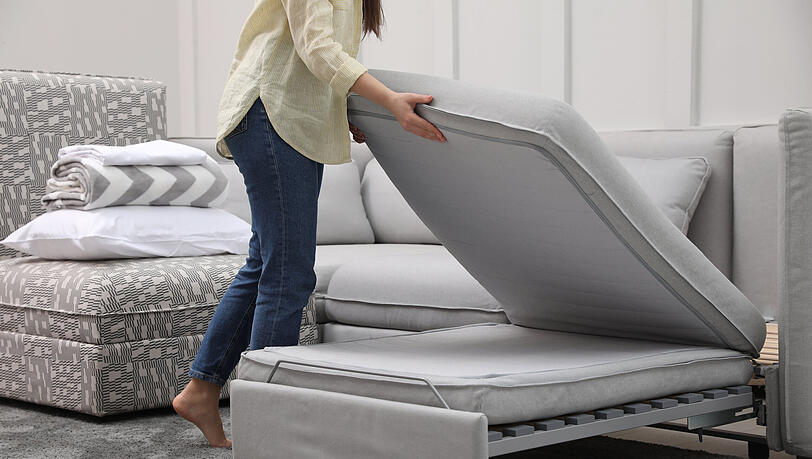 Die Couch wird bequem und einfach die Couch ausgeklappt Die Couch wird bequem und einfach die Couch ausgeklappt