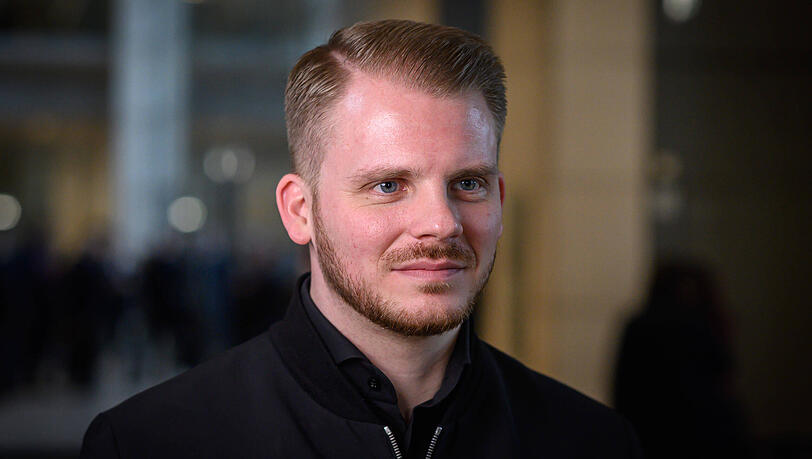 Tim Klüssendorf (34) kommt aus Lübeck und hat Volks- sowie Betriebswirtschaftslehre studiert. Er sitzt seit 2021 für die SPD im Bundestag, ist seit 2024 Sprecher der Parlamentarischen Linken in der Fraktion und seit 2025 Generalsekretär der Bundes-SPD. Tim Klüssendorf (34) kommt aus Lübeck und hat Volks- sowie Betriebswirtschaftslehre studiert. Er sitzt seit 2021 für die SPD im Bundestag, ist seit 2024 Sprecher der Parlamentarischen Linken in der Fraktion und seit 2025 Generalsekretär der Bundes-SPD.