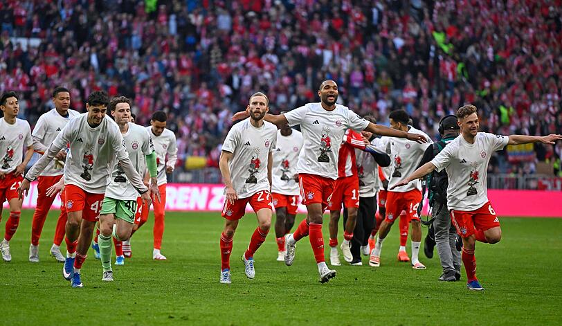 Bayerns Spieler st&uuml;rmen im Meistershirt &uuml;ber den Rasen der Allianz Arena &ndash; nach dem 4:2 gegen Stuttgart feiern sie den 35. Titel, w&auml;hrend der Blick bereits auf Champions League und Pokal-Triple gerichtet ist.