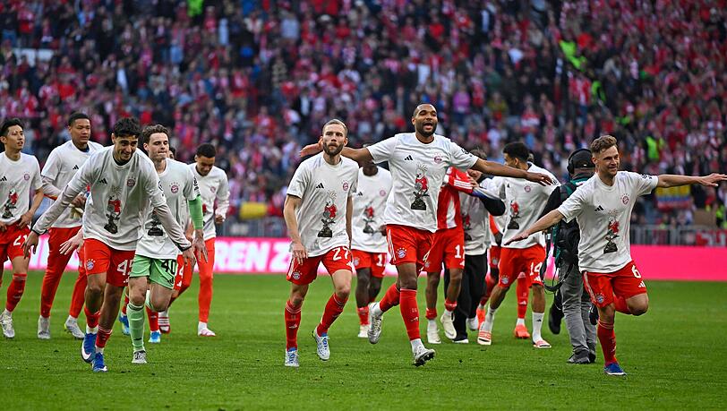 Bayerns Spieler st&uuml;rmen im Meistershirt &uuml;ber den Rasen der Allianz Arena &ndash; nach dem 4:2 gegen Stuttgart feiern sie den 35. Titel, w&auml;hrend der Blick bereits auf Champions League und Pokal-Triple gerichtet ist.