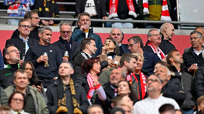 Auch bei den Bayern-Bossen freut man sich, auf der Trib&uuml;ne wird etwas ruhiger gefeiert.