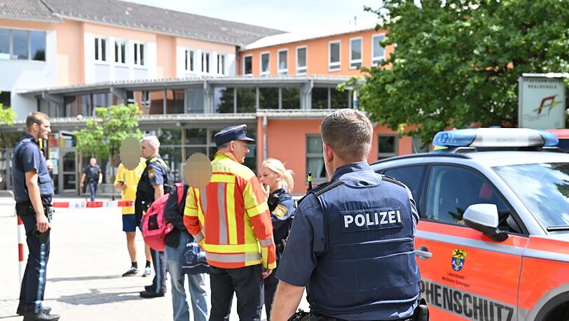 Der Täter hat möglicherweise auch eine Schusswaffe bei sich gehabt. Der Täter hat möglicherweise auch eine Schusswaffe bei sich gehabt.