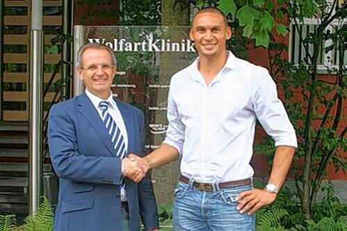 Hachings Manager Erich Meidert (l.) begrüßt den neuen Stürmer  Marc Nygaard.