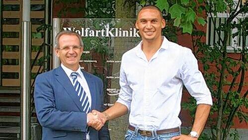 Hachings Manager Erich Meidert (l.) begrüßt den neuen Stürmer Marc Nygaard. Hachings Manager Erich Meidert (l.) begrüßt den neuen Stürmer Marc Nygaard.