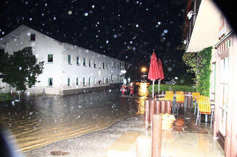 Land unter im Landkreis Rosenheim. Die Bilder von den Aufräumarbeiten in Riedering.
