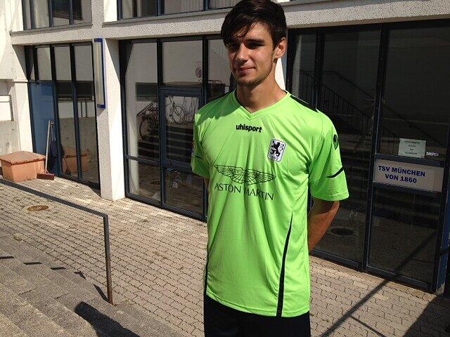 Neuer Löwen-Look: In Bochum spielt 1860 im grünen Dress. Verteidiger Christopher Schindler zeigt das Trikot
