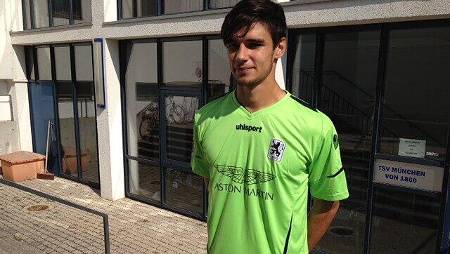 Neuer Löwen-Look: In Bochum spielt 1860 im grünen Dress. Verteidiger Christopher Schindler zeigt das Trikot Neuer Löwen-Look: In Bochum spielt 1860 im grünen Dress. Verteidiger Christopher Schindler zeigt das Trikot