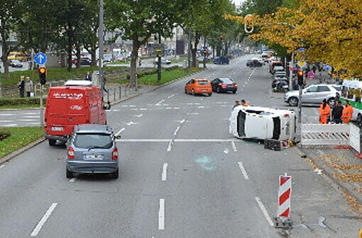 Auch einen Lkw hat es erwischt. Bei dem Unfall ist ein geschätzter Schaden von 20.000 Euro entstanden.