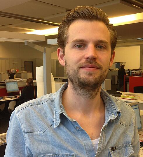 [TEXTANLAUF]Christoph Landsgesell, Redakteur:  

Die Kollegen rennen um die Wette, stemmen Gewichte, kicken bei Fußballturnieren. Und ich? Fahre Schlauchboot. Auf der Isar, von Wolfratshausen bis München. Kein richtiger Sport? Stimmt. Man lässt sich treiben vom Fluss, paddelt mal mit. Anstrengend wird es nur, wenn man bei ein paar Wehren übersetzen und das Schlauchboot ein paar hundert Meter über Kies tragen muss. Und das ohne Schuhe. 

Was folgt, sind Blasen &ndash; fast wie bei einem Marathonlauf. Schuhe anziehen? Danke für den Tipp. Hatte ich dabei. Bis ich in einer Stromschnelle kenterte und nicht nur Schuhwerk, sondern auch Jacke und Sonnenbrille ihr Grab in der Isar fanden. Und während die Kollegen Urkunden zeigen und Bestzeiten mitnehmen, bleibt mir die Erinnerung an einen super Freitag. Und eine Narbe, die ich mir abholte. Besser als jede Goldmedaille, oder?