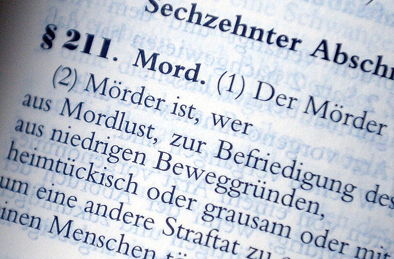 Bislang heißt es in Paragraf 211 des Strafgesetzbuches: "Der Mörder wird mit lebenslanger Freiheitsstrafe bestraft."