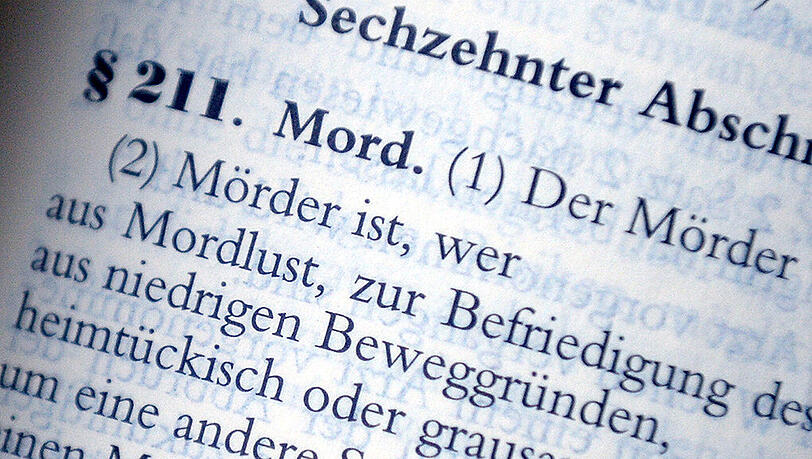 Bislang heißt es in Paragraf 211 des Strafgesetzbuches: "Der Mörder wird mit lebenslanger Freiheitsstrafe bestraft." Bislang heißt es in Paragraf 211 des Strafgesetzbuches: "Der Mörder wird mit lebenslanger Freiheitsstrafe bestraft."