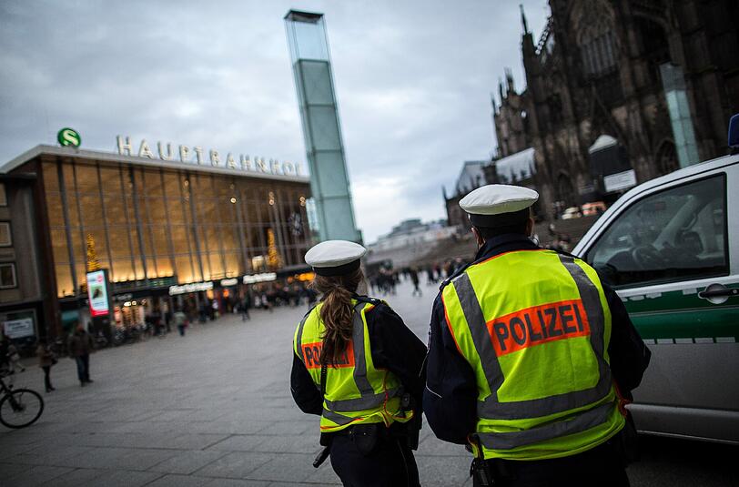 Nach den sexuellen Übergriffen am Kölner Hauptbahnhof fordert die Regierung nicht nur eine Verschärfung des Ausländerrechts sondern auch mehr Polizei auf den Straßen der Republik.