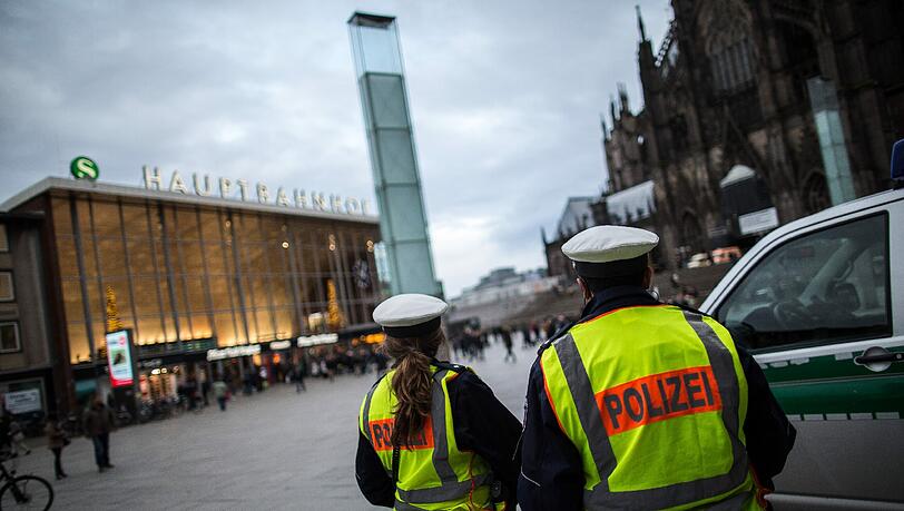 Nach den sexuellen Übergriffen am Kölner Hauptbahnhof fordert die Regierung nicht nur eine Verschärfung des Ausländerrechts sondern auch mehr Polizei auf den Straßen der Republik. Nach den sexuellen Übergriffen am Kölner Hauptbahnhof fordert die Regierung nicht nur eine Verschärfung des Ausländerrechts sondern auch mehr Polizei auf den Straßen der Republik.