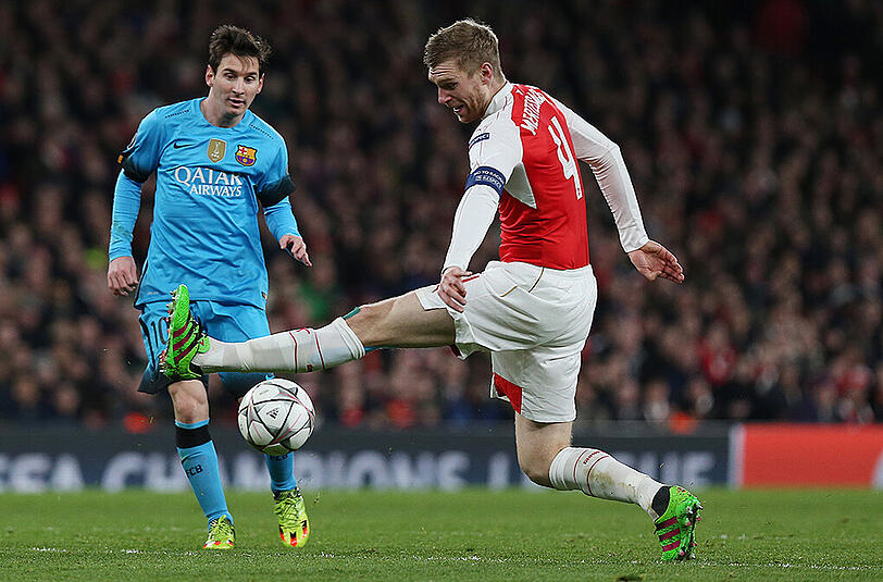 Per Mertesacker im Deull mit Barca-Star Lionel Messi.