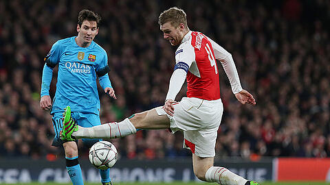 Per Mertesacker im Deull mit Barca-Star Lionel Messi.