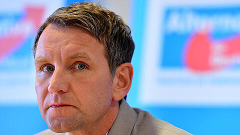 Thüringens AfD-Chef Björn Höcke hält, was er verspricht: "Deftige Hiebe auf den politischen Gegner".