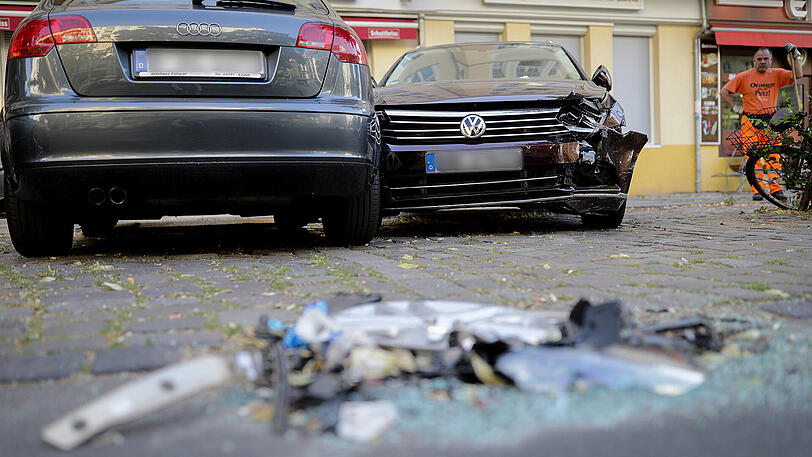Am Ende einer Verfolgungsjagd stirbt eine unbeteiligte Radlerin. Die Bilder vom Horror-Unfall in Berlin.
