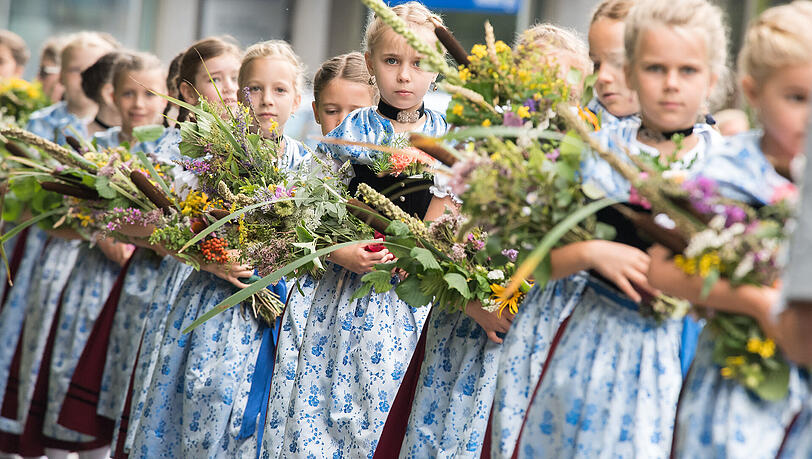 In Tracht gekleidete Mädchen tragen an Mariä Himmelfahrt in Kochel am See Kräuterbuschen in die Kirche. In Tracht gekleidete Mädchen tragen an Mariä Himmelfahrt in Kochel am See Kräuterbuschen in die Kirche.