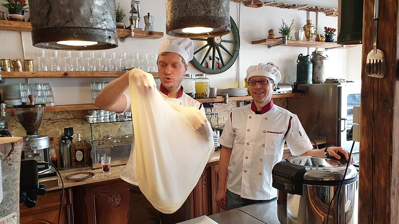 Vladi Taranovych (mit Strudel) und Juri Taran in ihrem Lokal in der Giselastraße in Schwabing.