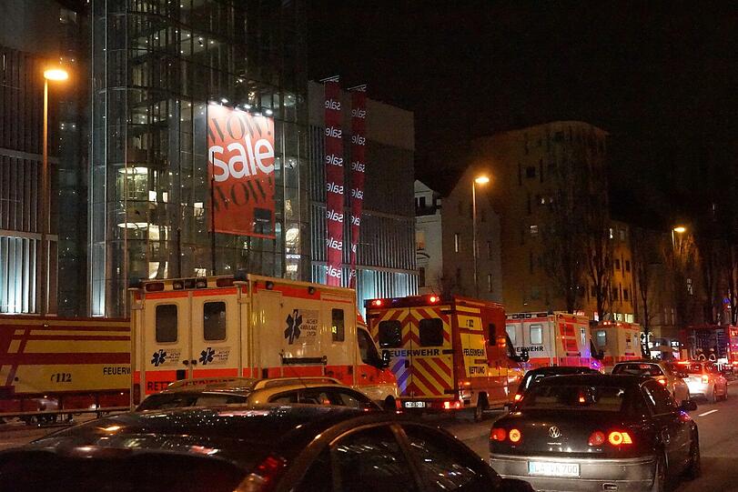 Weitere Bilder vom Feuerwehreinsatz an der U-Bahn-Haltestelle "Münchner Freiheit".