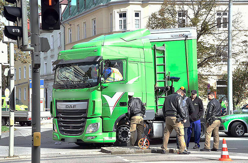 Schwerer Radler-Unfall in der Einsteinstraße. Die Bilder.