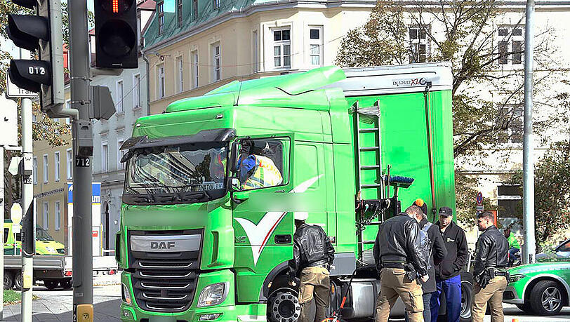 Schwerer Radler-Unfall in der Einsteinstraße. Die Bilder. Schwerer Radler-Unfall in der Einsteinstraße. Die Bilder.