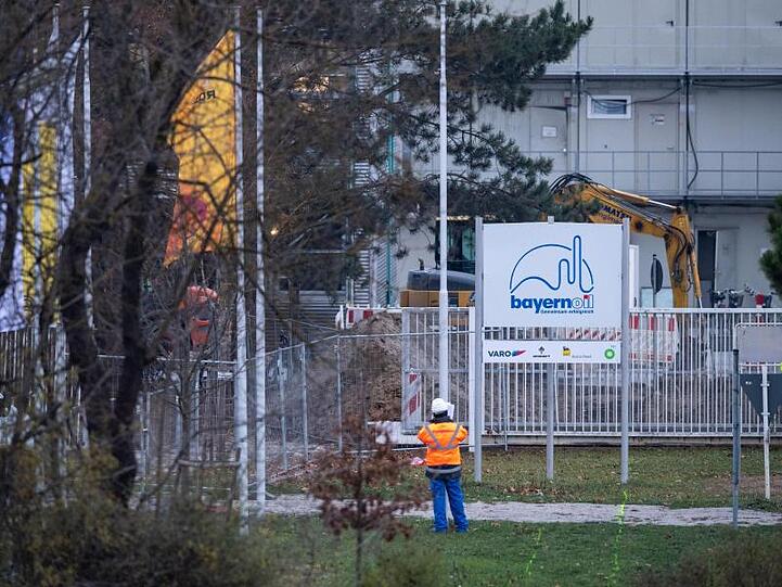 Ein Arbeiter steht vor der Raffinerie von Bayernoil in Vohburg An Der Donau. Foto: Lino Mirgeler/Archivbild