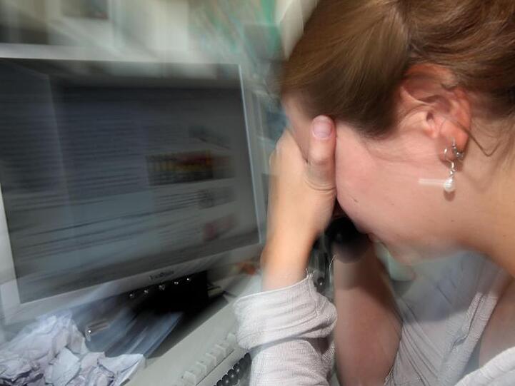 Überarbeitet: Für viele Menschen ist die Arbeitssituation häufig durch eine sehr hohe Arbeitsbelastung gekennzeichnet.